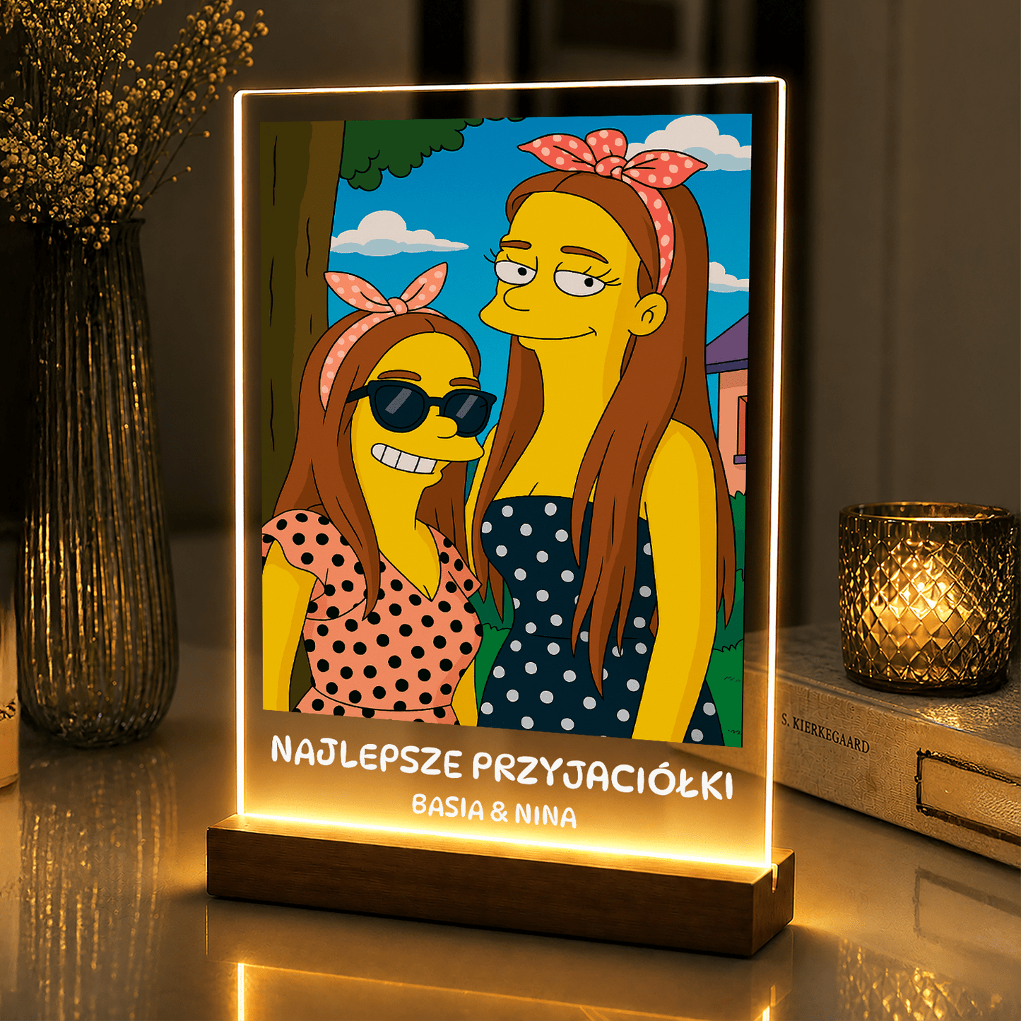 Lampka LED dla Przyjaciółki – kreskówkowy portret na szkle akrylowym - StwórzPrezent.pl