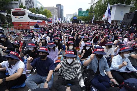 การประท้วงกwangju Uprising การต่อต้านระบอบเผด็จการและการเรียกร้องประชาธิปไตยในเกาหลีใต้